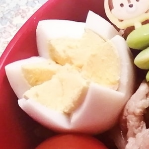 ゆで卵の飾り切り☆ゆで卵のお花のカップサラダ